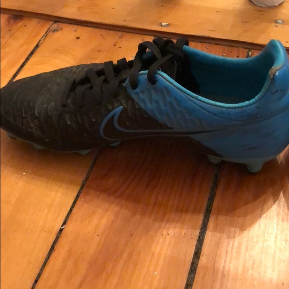 Black and blue nike soccer cleats - Picture 2 of 8